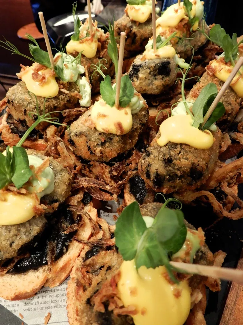 El ambiente único de las zonas gastronómicas de la villa
